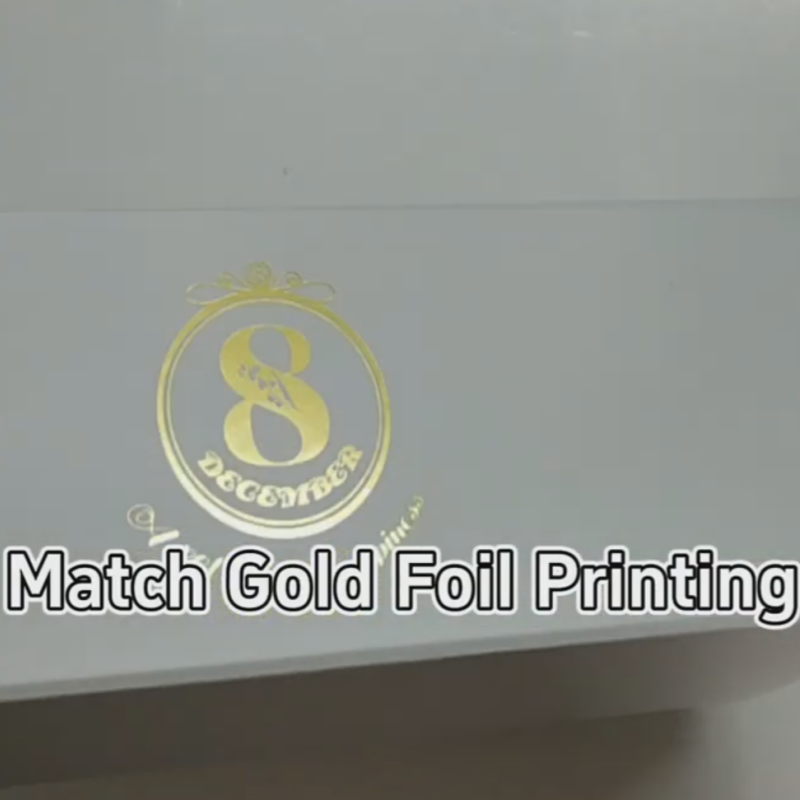 Boîte magnétique pliante blanche avec logo en relief doré
