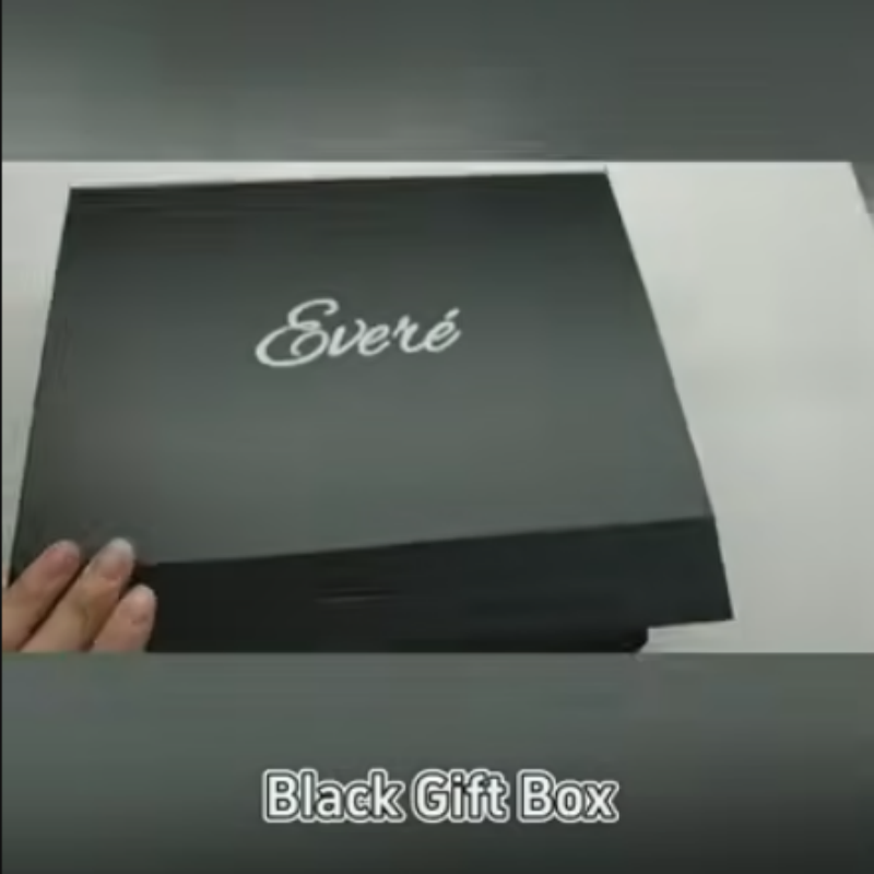 Boîte magnétique noire avec logo argenté et ruban