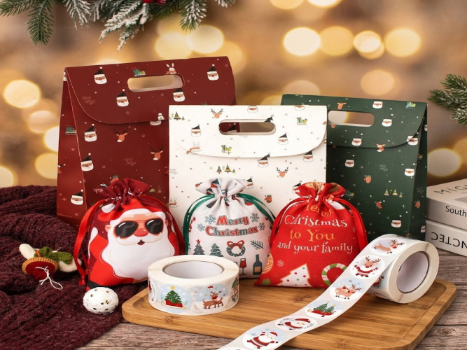 Emballages de Noël 2026 : sacs à cordon, sacs perforés et autocollants festifs pour la promotion de la marque
